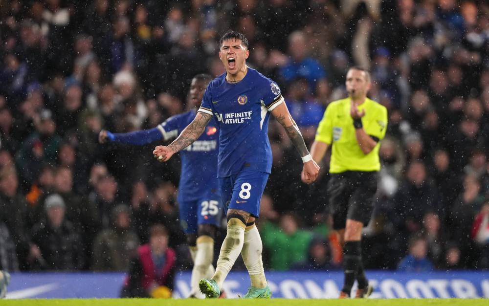 jogador do chelsea durante jogo da premier league